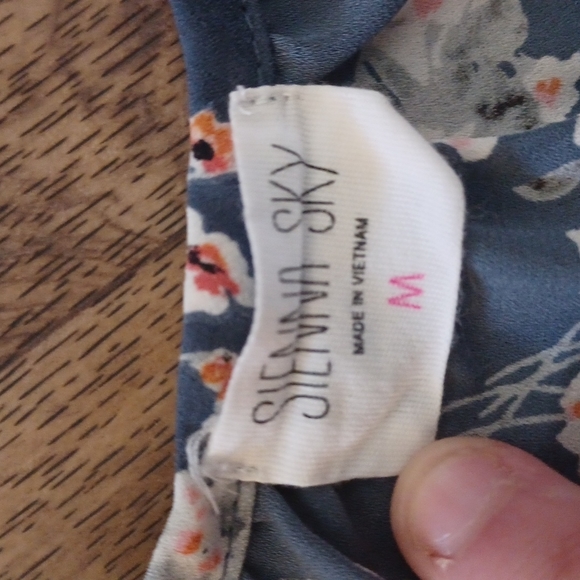Sienna Sky top size medium - Picture 3 of 9